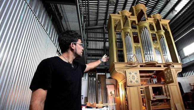 El órgano destinado a la iglesia de Nuestra Señora de la Asunción de Cieza (Murcia) recibe los últimos toques en el taller organero de Villel.