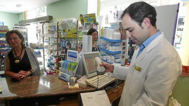 Un farmacéutico de Teruel, durante la fase de pruebas de la receta electrónica.