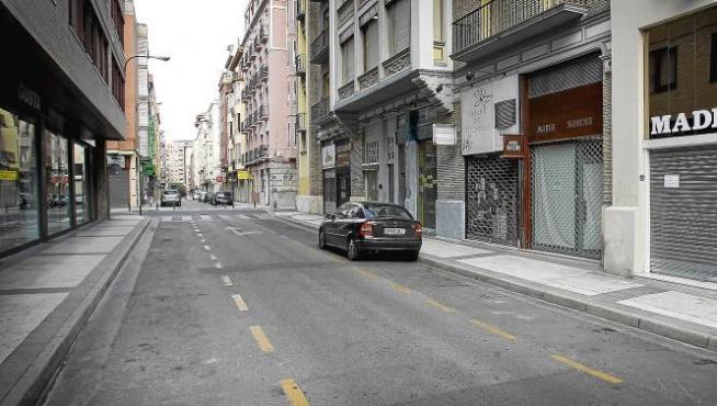 El puente festivo ofrece imágenes que son insólitas el resto del año. No hay problemas para aparcar el coche en el centro, como en la calle de Cervantes.
