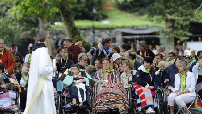 Peregrinos fuera del santuario