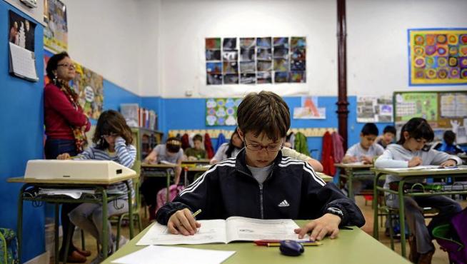 Alumnos del colegio Gascón y Marín de Zaragoza durante una prueba que la DGA hizo para medir el nivel de los niños de primaria.