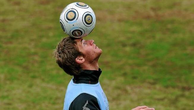 Mario Ariel Bolatti juega con un balón en un entrenamiento con la Fiorentina.