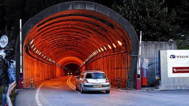 Un coche accede al túnel por la boca española tras abrirse al tráfico al acabar la primera fase de obras.