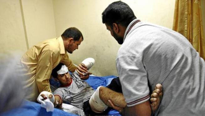 Un iraquí recibe asistencia médica en un hospital tras resultar herido en el atentado de Bagdad.