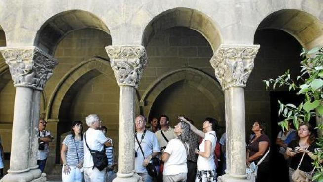 Un grupo de turistas visitando los claustros de San Pedro el Viejo.
