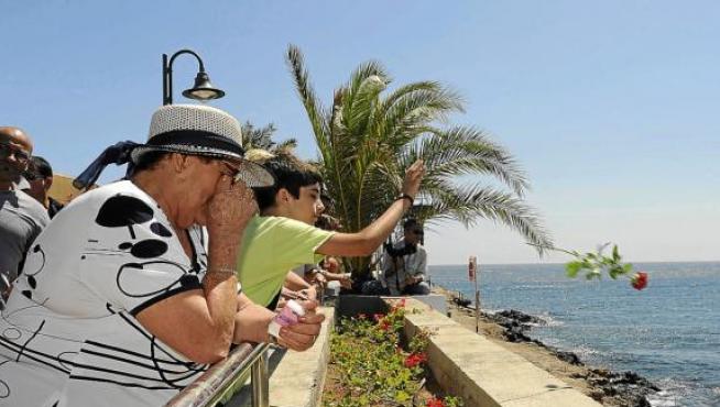 Familiares de fallecidos en el accidente lanzan flores al mar, ayer en Ojos de Garza (Gran Canaria).