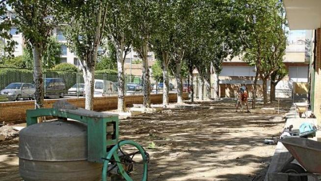 El patio frontal del colegio Sancho Ramírez ya está preparado para ser asfaltado.
