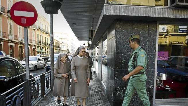 Varias monjas y un legionario caminan por el centro de Melilla, donde ha vuelto la normalidad.
