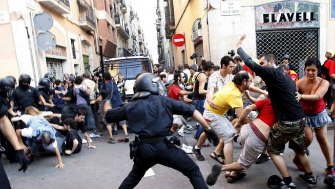 Los agentes han cargado contra grupos de jóvenes en Barcelona