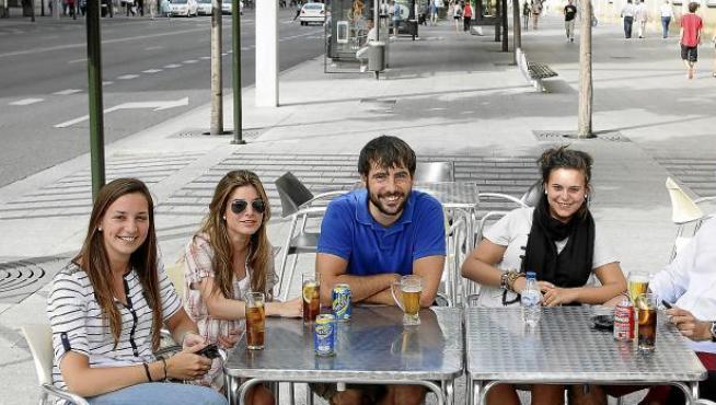 Un grupo de jóvenes universitarios disfruta tomando algo en una de las terrazas del centro de Zaragoza.