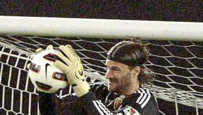 Leo Franco para un balón en Balaídos.