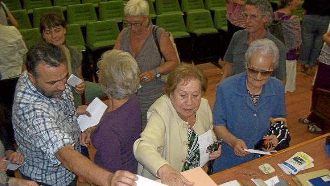 Público votando tras la proyección de una sesión de películas.