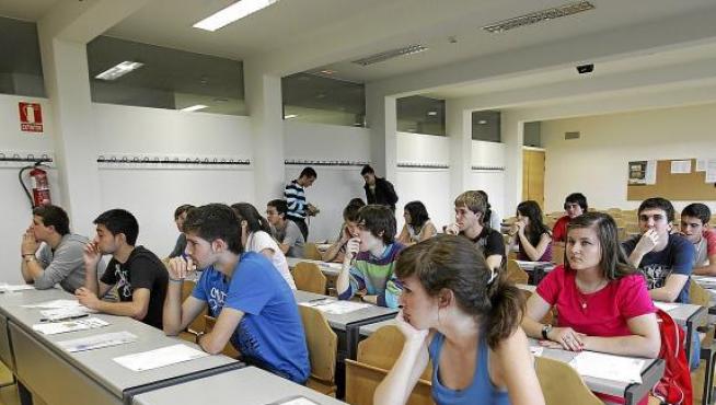 Alumnos de Huesca, poco antes de empezar la prueba de Selectividad de junio.
