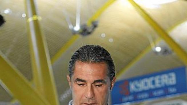 Scariolo, el seleccionador español, en el aeropuerto de Barajas.