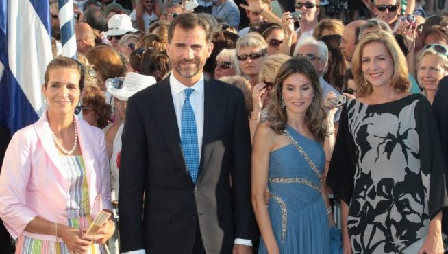 El príncipe Felipe y su esposa posan junto a la Infanta Elena y a la Infanta Cristina