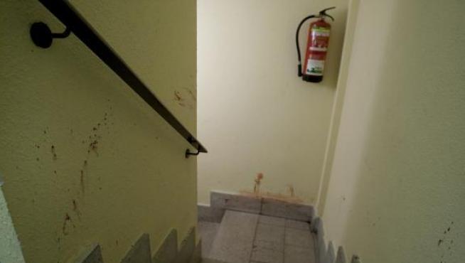 Ayer al mediodía todavía quedaban restos de sangre en las escaleras de la vivienda.
