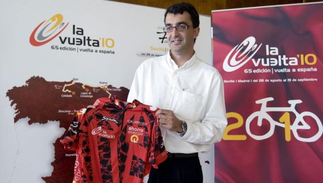 Javier guillén, director de la Vuelta, muestra el nuevo maillot.