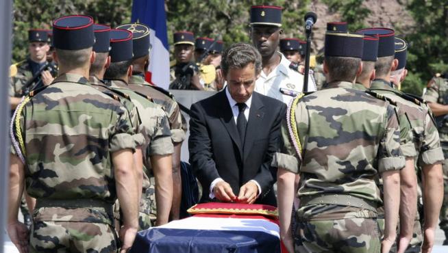 Sarkozy ante el féretro de un soldado francés.