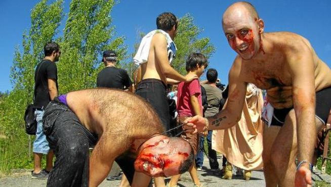 Dos hombres lobo, cubiertos de sangre, en la carrera de zombies celebrada ayer en Javierrelatre.