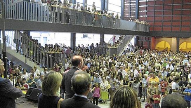 El presidente de la DPZ, Javier Lambán (adelantado, de espaldas), asistió ayer a la inauguración.