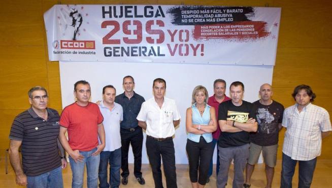 Fernando, en el centro con camisa blanca, con los miembros de la sección de CC. OO. en GM.