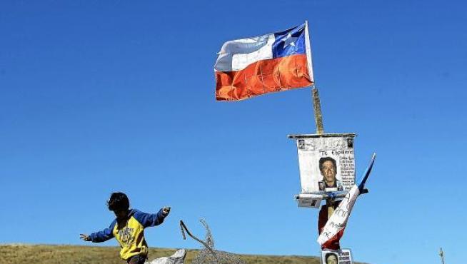 Un niño camina, ayer, junto a un altar dedicado al minero Yonny Barrios, uno de los atrapados.
