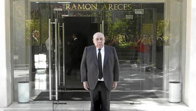 Isidoro Álvarez, presidente de El Corte Inglés, ayer a su llegada a la junta de accionistas.