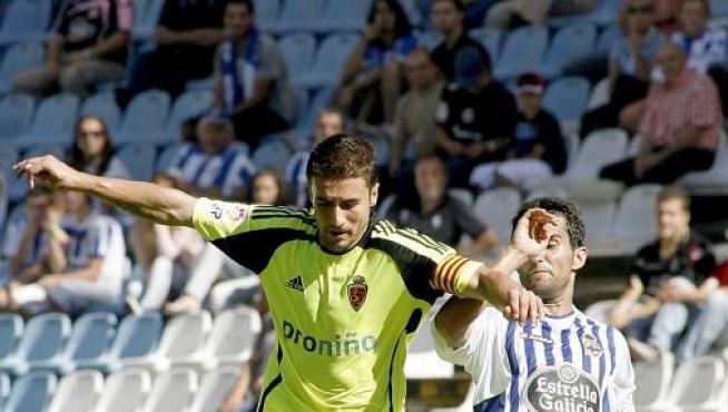 El centrocampista del Real Zaragoza Gabi se marcha de Antonio Tomás, en el partido de ayer.