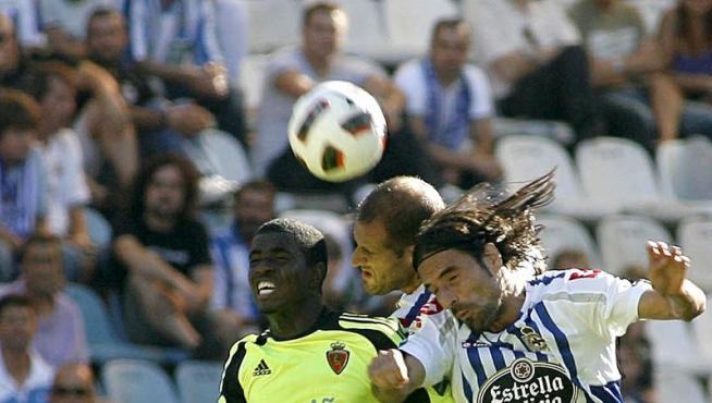 Marco Pérez (i) pelea con un jugador del Deportivo