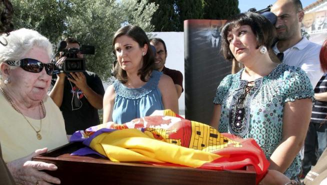 Las nietas del primer represaliado de la Guerra Civil en Andalucía recogen sus restos