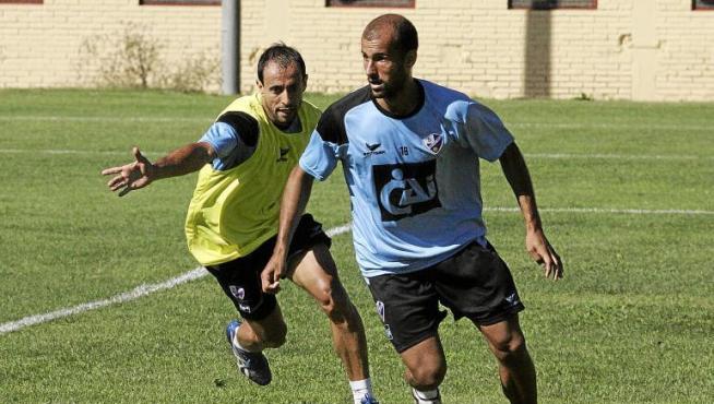 Mikel Rico trata de zafarse de Robert en el entrenamiento celebrado en el campo del IFPE Montearagón.