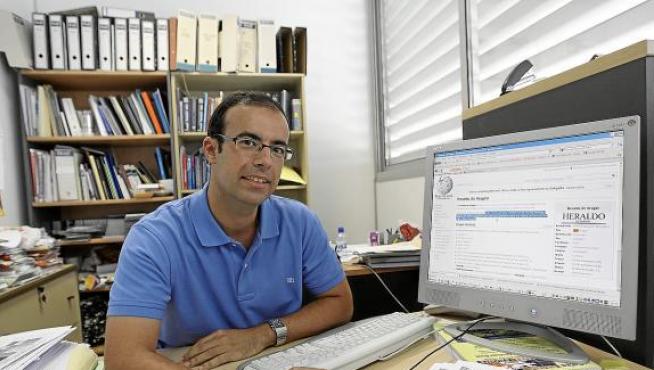 Juan Pablo Martínez-Cortés, editor de la Biquipedia, muestra el artículo sobre HERALDO DE ARAGÓN.