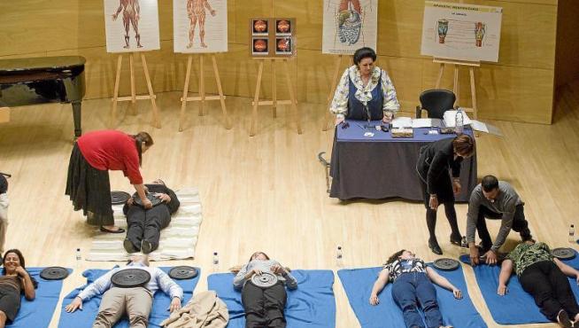 Los primeros alumnos que realizaron la gimnasia de respiración con pesas. Atrás, Montserrat Caballé supervisa el ejercicio.