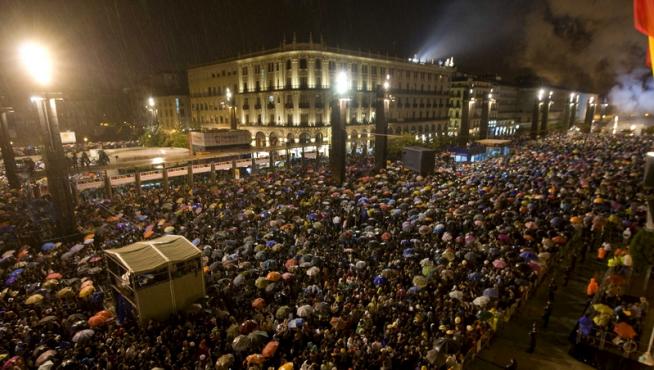 Multitudes en la plaza del Pilar para asistir al pregón
