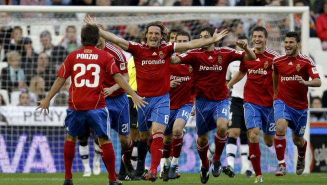 Los jugadores del Real Zaragoza celebran un gol en un partido contra el Valencia