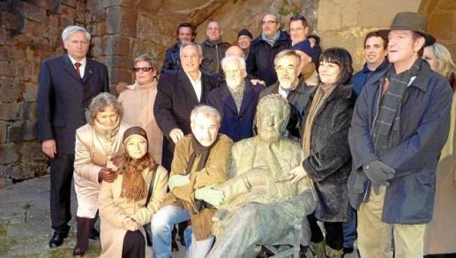 El equipo de 'La vaquilla', junto a la escultura de Berlanga en Sos, en la conmemoración del año pasado.