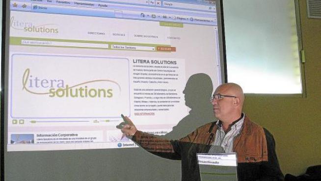 Pedro Torrens, presidente de la nueva marca promocional, muestra la web de Litera Solutions.