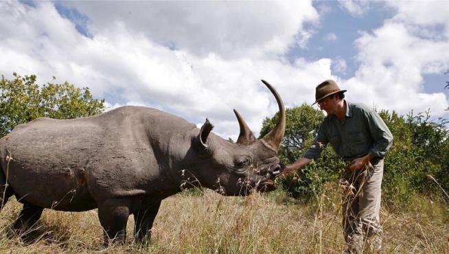 Fernando González Sitges, junto a un rinoceronte en Kenia