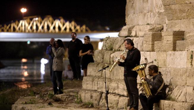 Actuación de música clásica bajo los arcos del puente de Piedra.