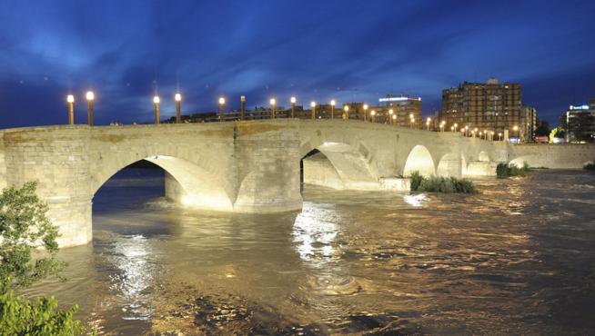 Imagen nocturna del puente.