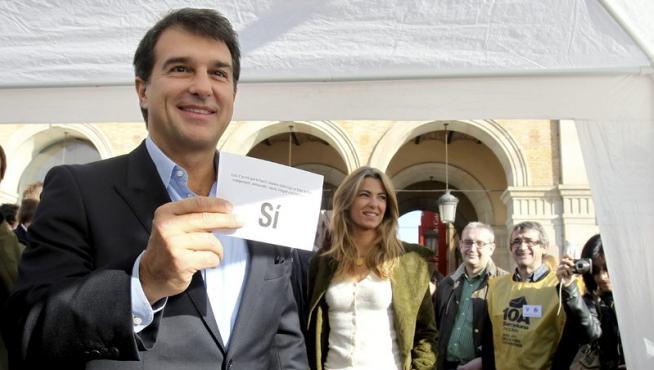 Joan Laporta muestra la papeleta en la recogida de voto anticipado para la consulta sobre independencia del próximo 10 de abril, el pasado domingo en Barcelona