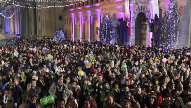 Cotillón popular en la plaza del Pilar