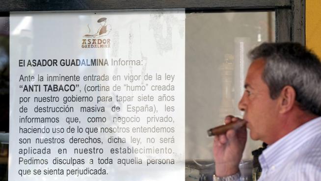 Carteles en el asador de Marbella que permite fumar