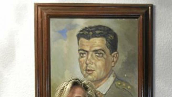 Maribel Franco, ante el retrato de su marido.