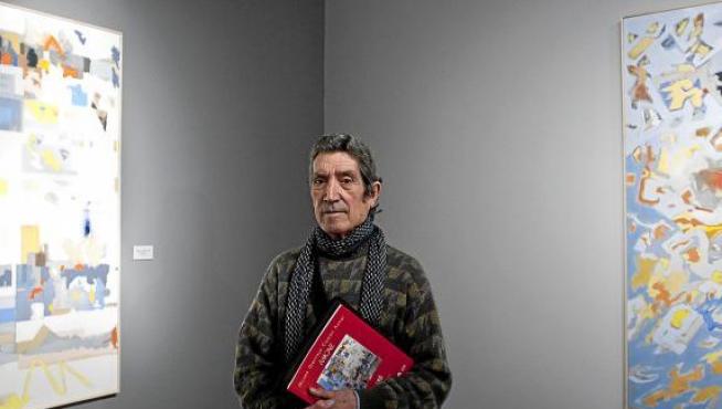 José Luis Balagueró, junto a algunas de las obras que muestra en Zaragoza.