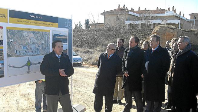Los representantes políticos escucharon las explicaciones sobre la construcción de la rotonda