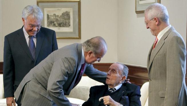 El Rey Don Juan Carlos charla animadamente con Manuel Fraga