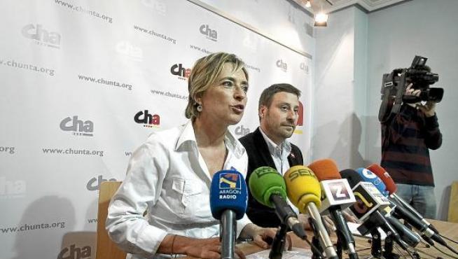 Nieves Ibeas y José Luis Soro presentaron ayer su programa electoral en la sede del partido.