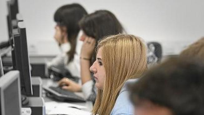 Los alumnos del IES La Azucarera, durante la prueba informática