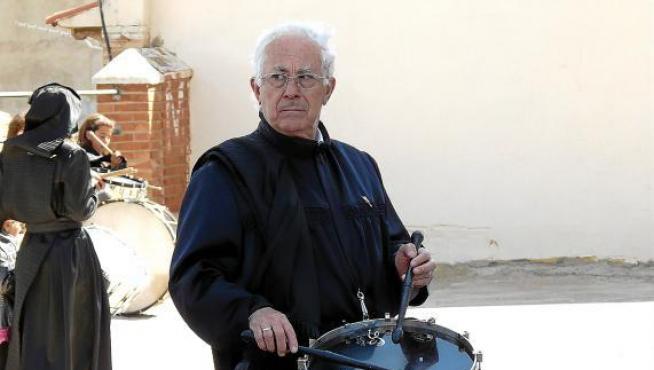 Miguel Franco toca el tambor en un ensayo previo a la Semana Santa.